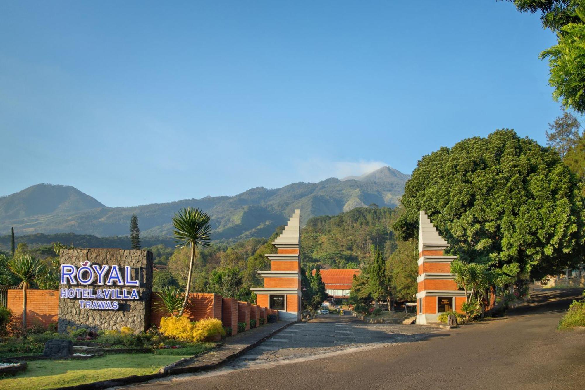 Royal Hotel And Villas Trawas Exterior photo