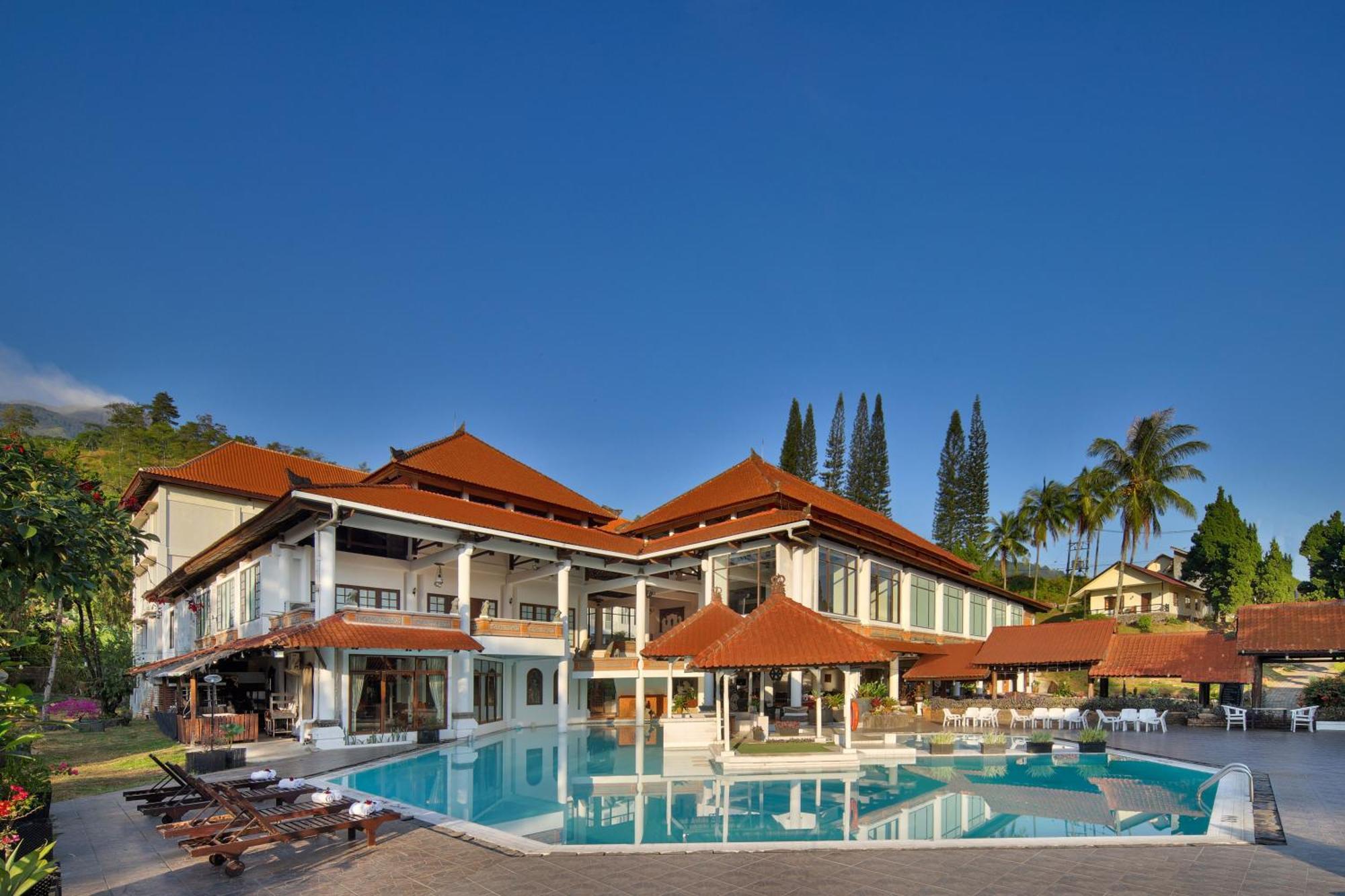 Royal Hotel And Villas Trawas Exterior photo
