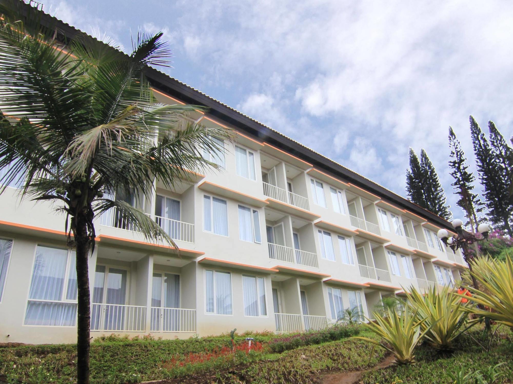 Royal Hotel And Villas Trawas Exterior photo