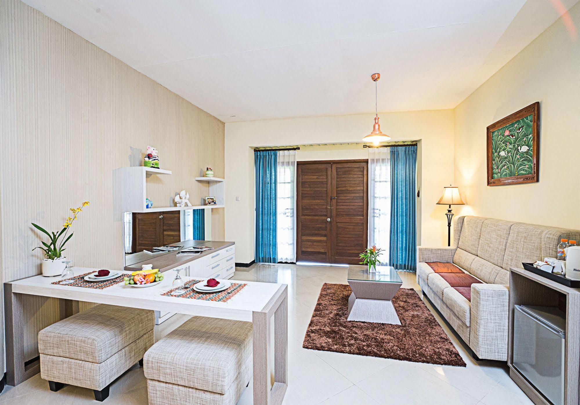 Royal Hotel And Villas Trawas Exterior photo