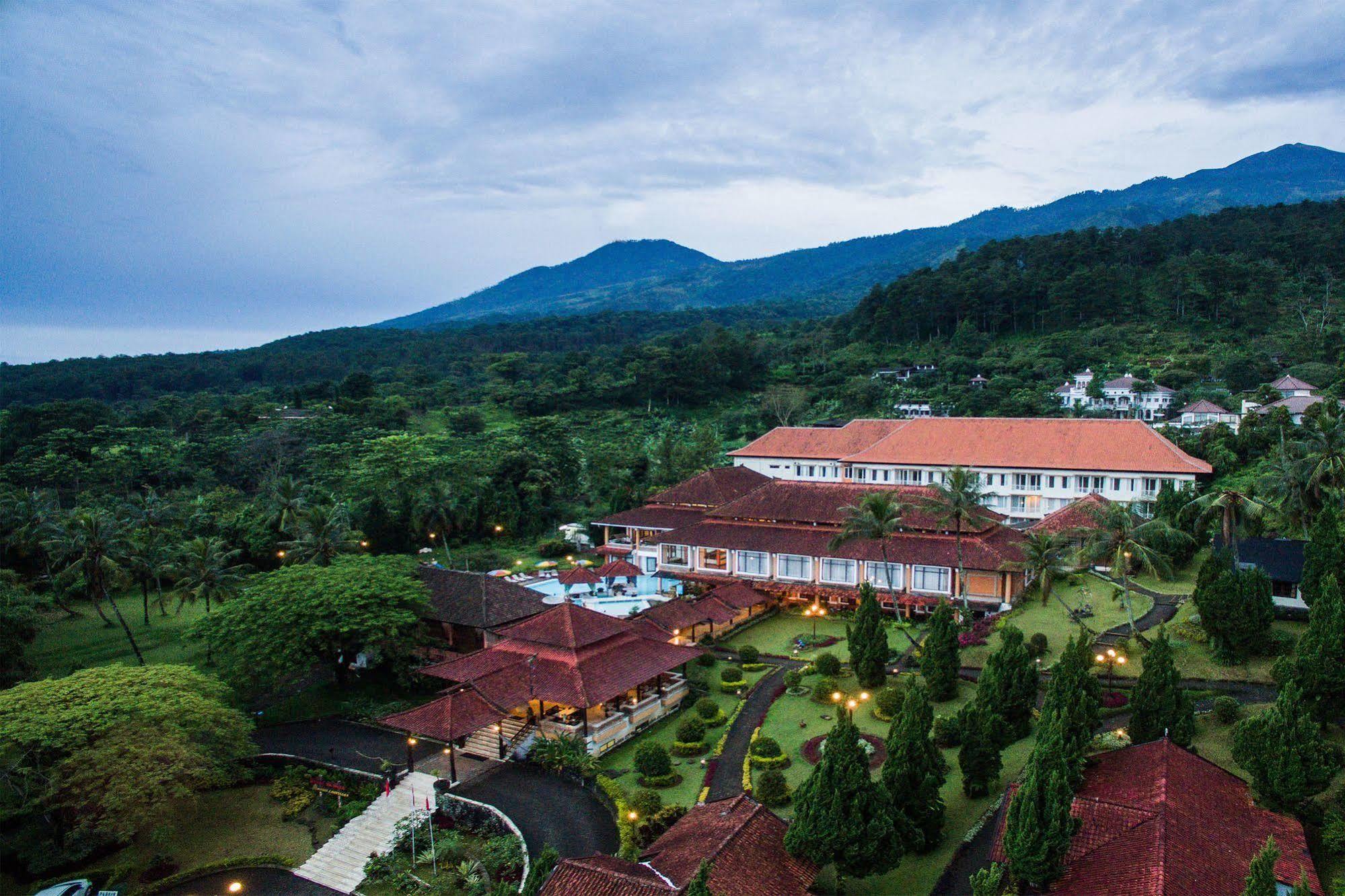 Royal Hotel And Villas Trawas Exterior photo