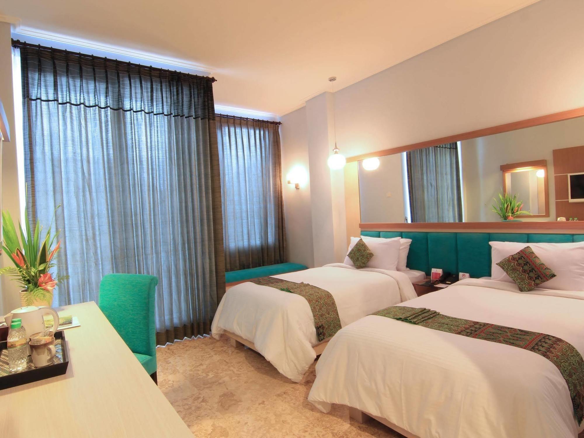 Royal Hotel And Villas Trawas Exterior photo