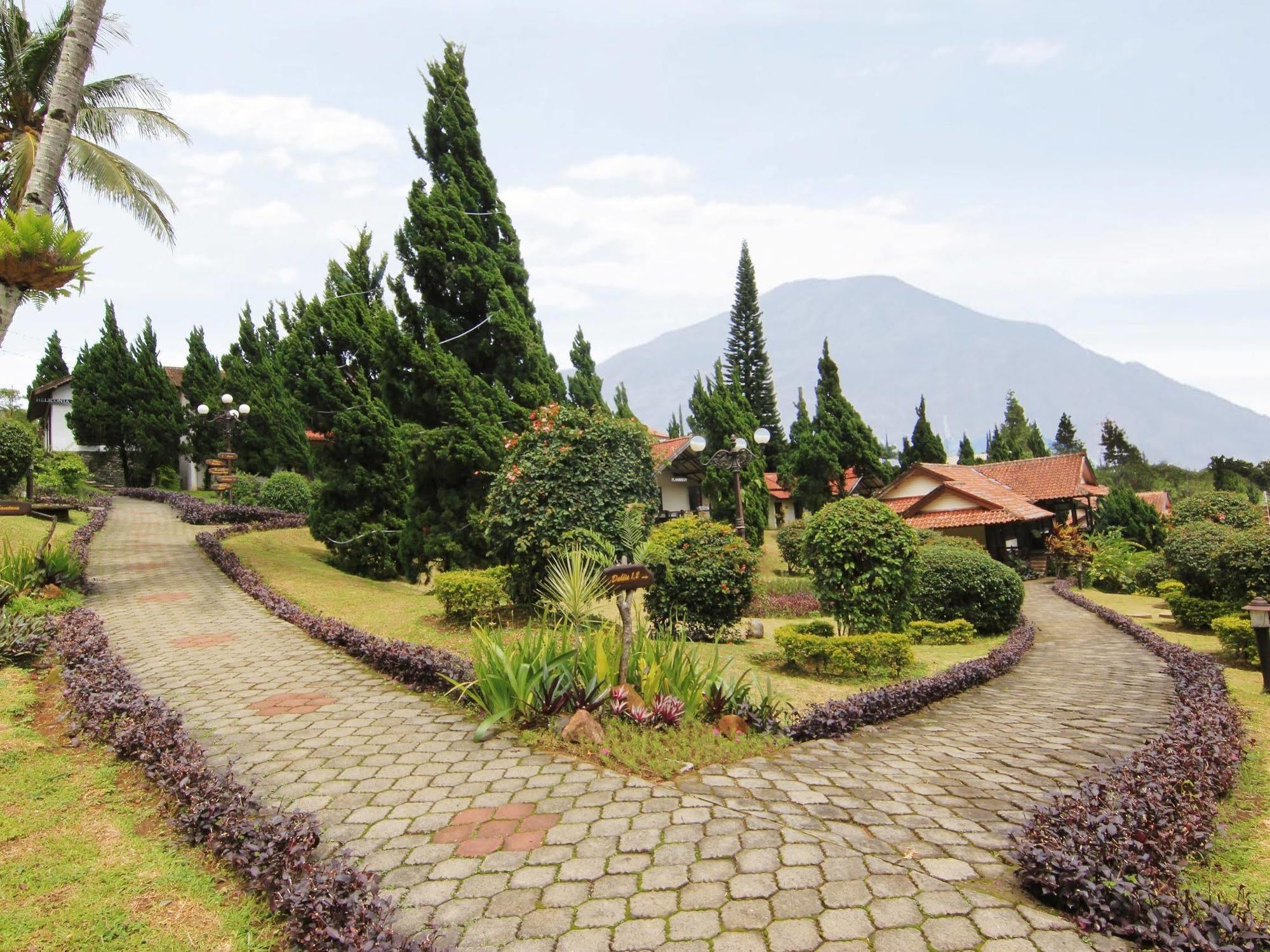 Royal Hotel And Villas Trawas Exterior photo